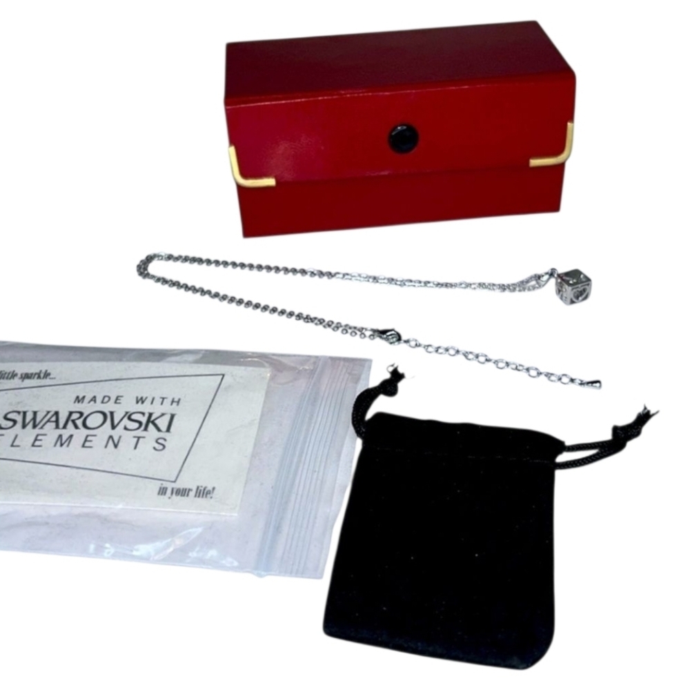 💎 Swarovski Elements Crystal Pendant Necklace – Silver (Authentic)